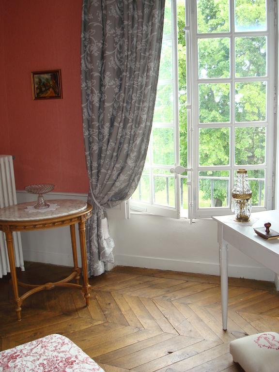 Chateau De Bourrassol Bed & Breakfast Menetrol Екстериор снимка