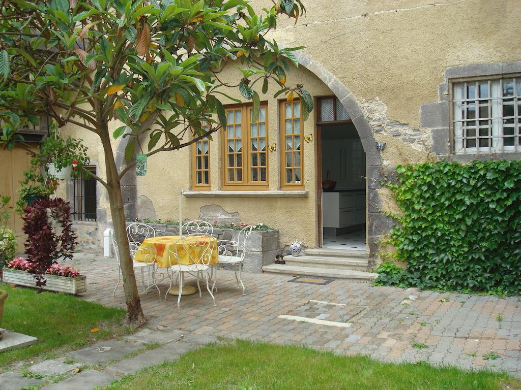 Chateau De Bourrassol Bed & Breakfast Menetrol Екстериор снимка