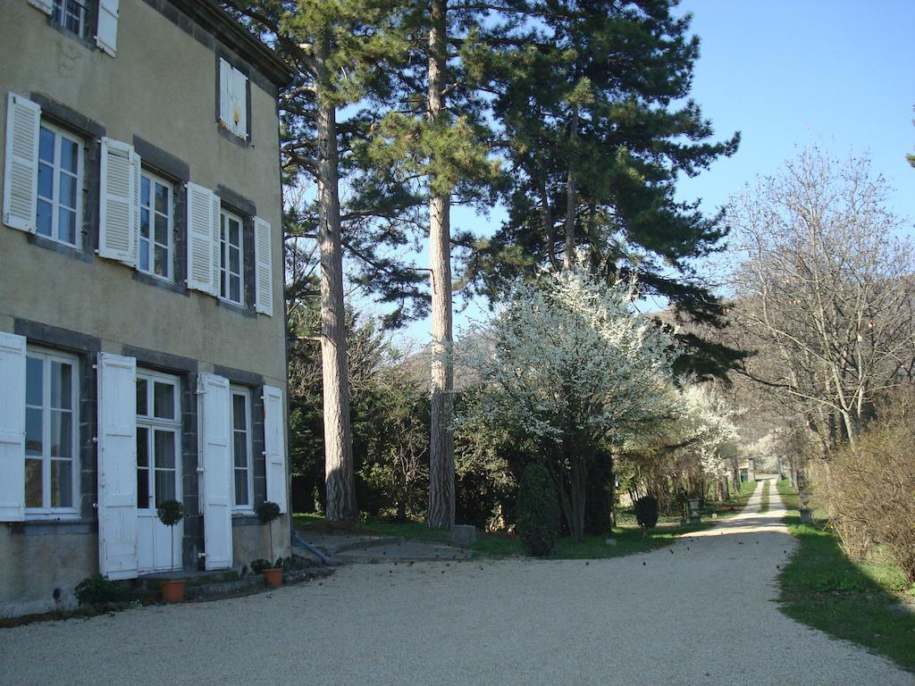 Chateau De Bourrassol Bed & Breakfast Menetrol Екстериор снимка
