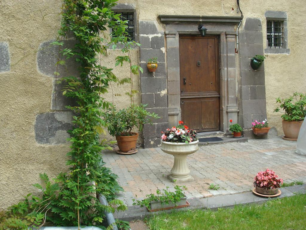 Chateau De Bourrassol Bed & Breakfast Menetrol Екстериор снимка