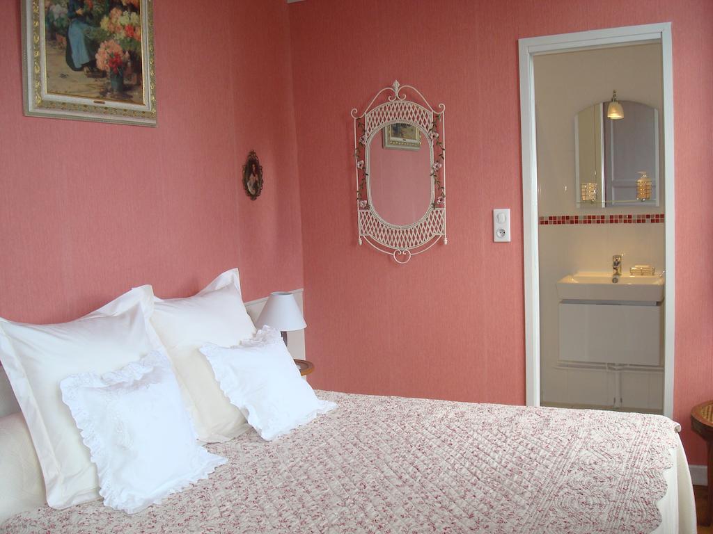 Chateau De Bourrassol Bed & Breakfast Menetrol Стая снимка